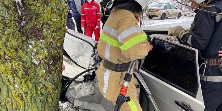 ДТП в Вознесенском районе: пострадавшего водителя из покореженного авто доставали спасатели (ФОТО)