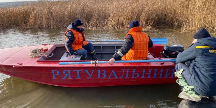 И с воздуха, и с воды: на Николаевщине продолжают искать двух утонувших рыбаков (ФОТО)