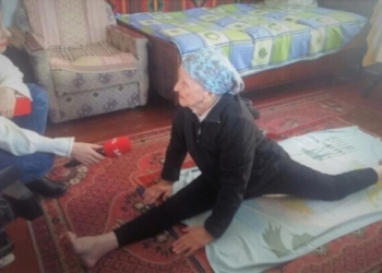 На Львовщине 93-летняя пенсионерка села на шпагат и попала в Книгу рекордов Украины (ВИДЕО)