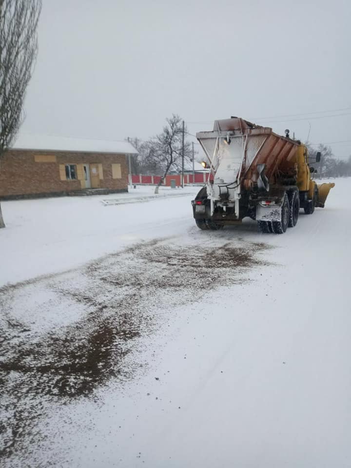65 спецмашин чистят дороги Николаевской области от снега (ФОТО) 1