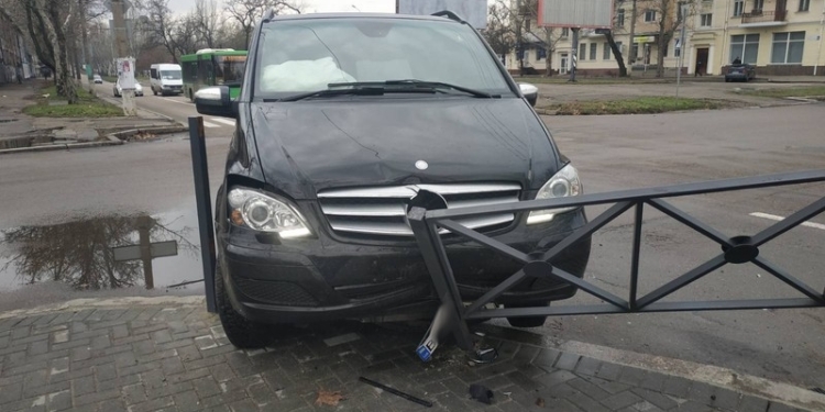 Депутат Николаевского облсовета Тахир Садридинов попал в ДТП на “Мерседесе”, которого нет в его декларации