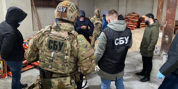 Тонну героина, прибывшего в Одесский порт, “вели” до Львова – там его готовили к отправке в ЕС с маркировкой дипломатического груза (ФОТО, ВИДЕО)