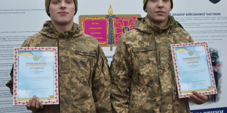 В Николаеве два солдата-срочника спасли девочку, которая без сознания лежала на морозе