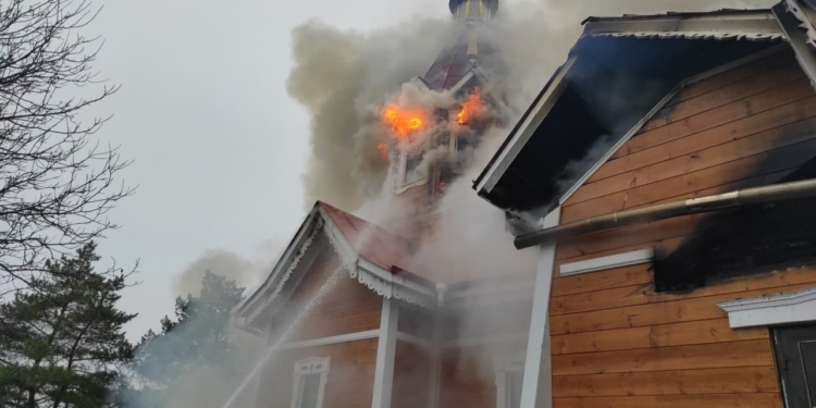 На Николаевщине Рождественские богослужения завершились без происшествий, а на Кировоградщине тушили церковь (ФОТО)