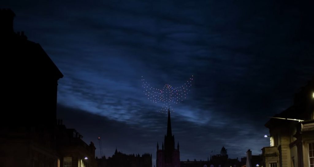 В Шотландии попрощались с 2020 годом потрясающим шоу дронов (ВИДЕО) 1