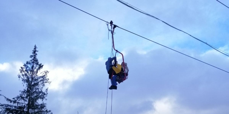 В Славском на подъемнике застряли 70 лыжников. Пока сняли только 29, включая 5 детей (ФОТО)