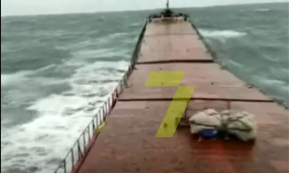 В Сети показали, как разломился украинский сухогруз Arvin, который затонул у берегов Турции (ВИДЕО) 1