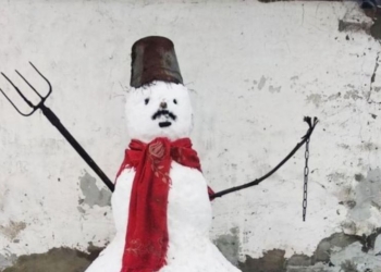 Белорус слепил снеговика с усами, по доносу соседа на него составили админпротокол (ФОТО)