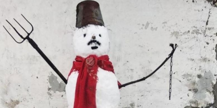 Белорус слепил снеговика с усами, по доносу соседа на него составили админпротокол (ФОТО)