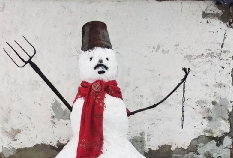 Белорус слепил снеговика с усами, по доносу соседа на него составили админпротокол (ФОТО) 3
