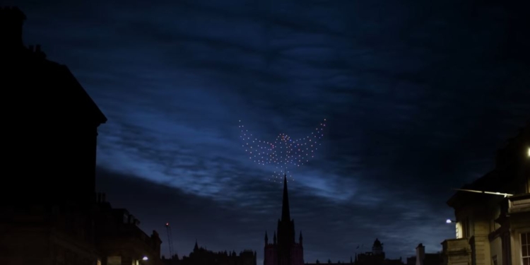 В Шотландии попрощались с 2020 годом потрясающим шоу дронов (ВИДЕО)