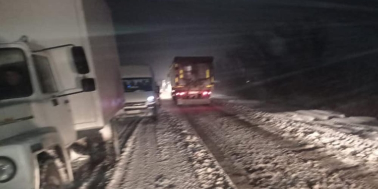 Тяжелые сутки на Николаевщине: из снежных заносов спасатели достали 45 транспортных средств и помогли 58 людям (ФОТО)