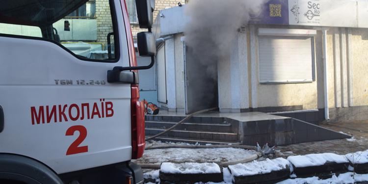 В Николаеве на пр.Центральном горел склад (ФОТО, ВИДЕО)