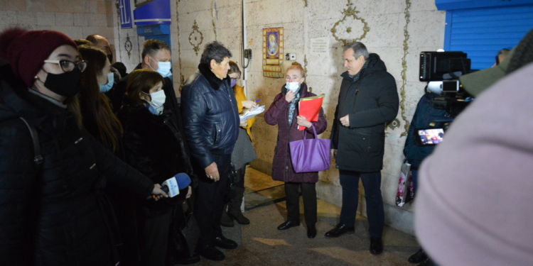 Вонь и тьма, а кто заплатит? В Николаеве депутаты проверили общежитие СКП «Гуртожиток» (ФОТО и ВИДЕО)