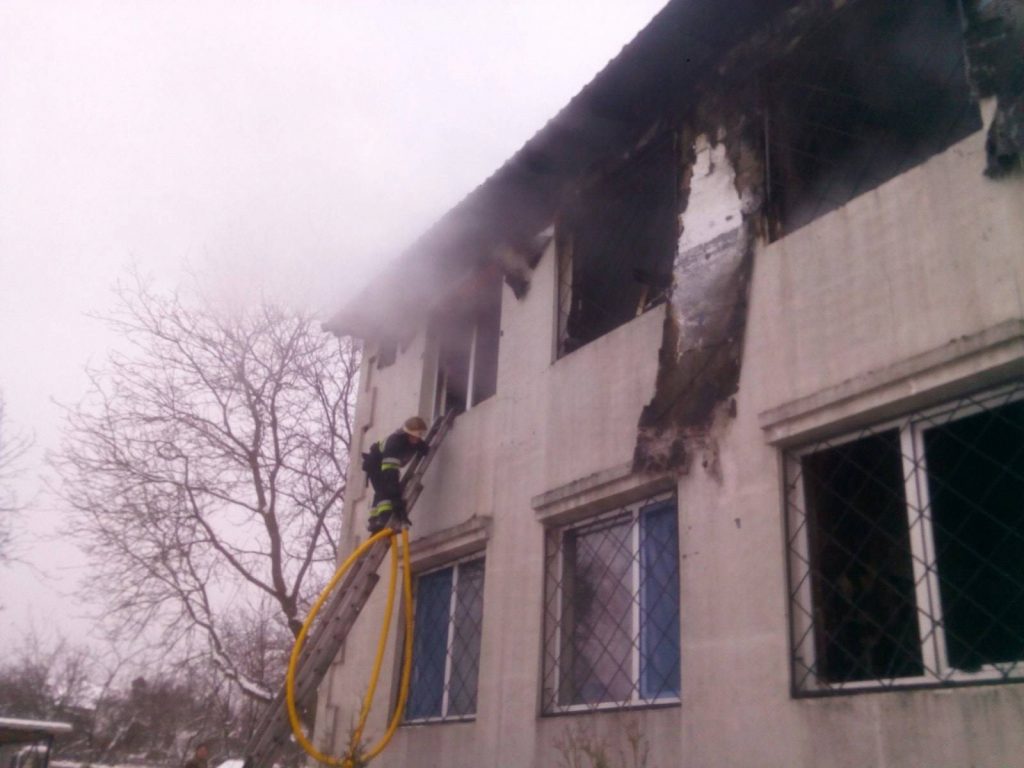 Пожар в харьковском доме престарелых: 4 задержанным сообщили о подозрении 1
