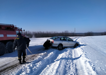 На Николаевщине автомобиль слетел в кювет – в нем было 2 взрослых и ребенок (ФОТО)