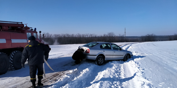 На Николаевщине автомобиль слетел в кювет – в нем было 2 взрослых и ребенок (ФОТО)