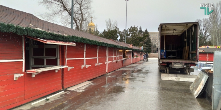 Локдаун. В Николаеве на Соборной площади разбирают ярмарочный городок и аттракционы (ФОТО)