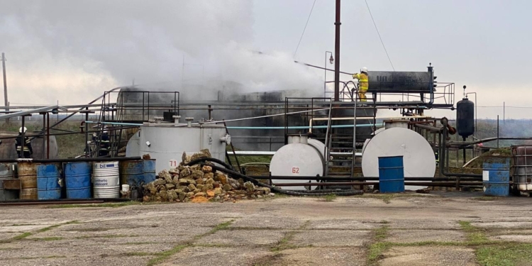 Пожар на нефтебазе под Николаевом. Полиция расследует умышленное уничтожение имущества (ФОТО)