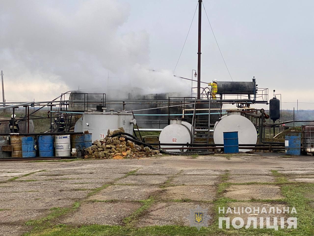 Пожар на нефтебазе под Николаевом. Полиция расследует умышленное уничтожение имущества (ФОТО)