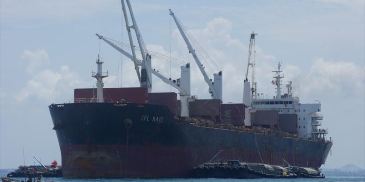 Экипаж судна, в составе которого 2 украинских моряка, заболел коронавирусом. Их оставили без медпомощи