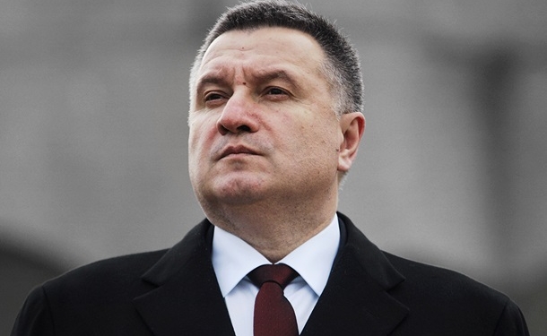 Награда нашла героев? Аваков за год раздал более 250 единиц наградного огнестрельного оружия