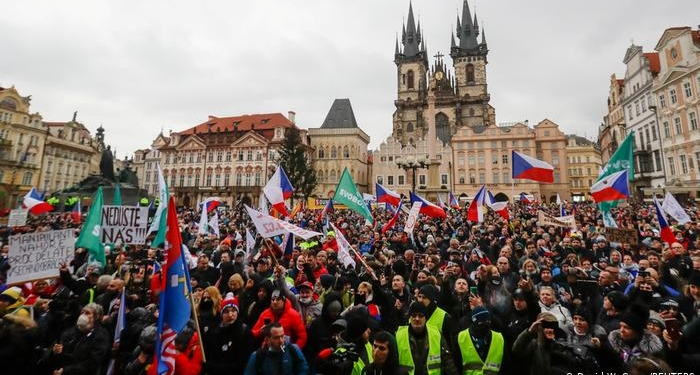 Не выдержали. В Чехии открылись бары и рестораны, несмотря на запрет (ФОТО)