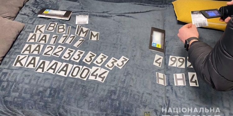 Нанопленки для скрытия номеров от камер фотофиксации оказались фикцией, но продать их успели на миллион (ФОТО)