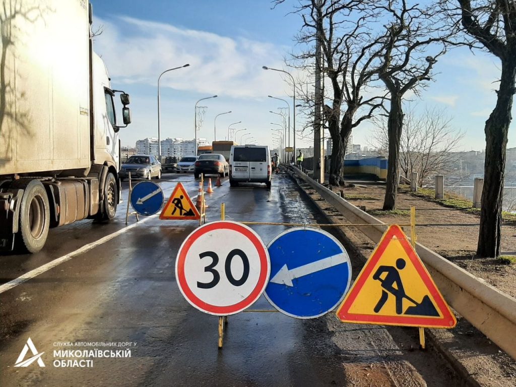 На Варваровском мосту в Николаеве ремонтируют дорожное покрытие (ФОТО) 1