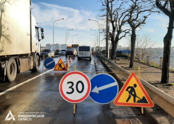 На Варваровском мосту в Николаеве ремонтируют дорожное покрытие (ФОТО)