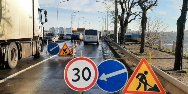 На Варваровском мосту в Николаеве ремонтируют дорожное покрытие (ФОТО)