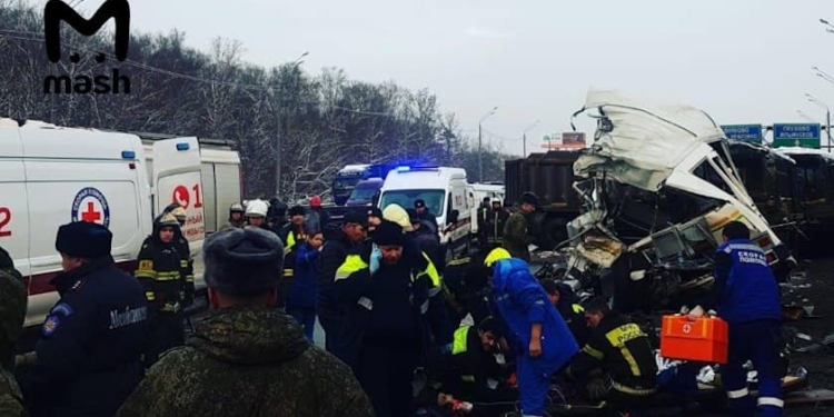 В РФ самосвал врезался в колонну автобусов с курсантами, есть погибшие и пострадавшие (ФОТО, ВИДЕО)