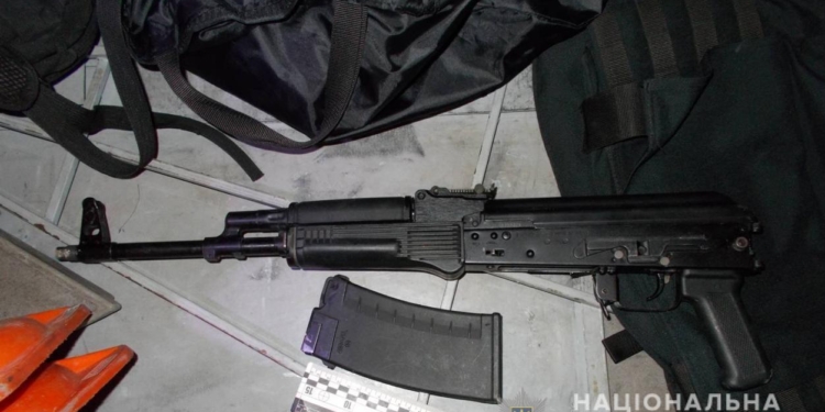 В Херсоне прохожие задержали пьяного, стрелявшего из карабина посреди улицы