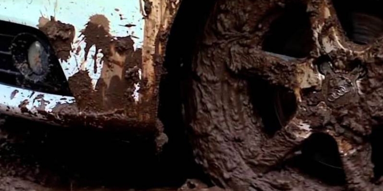 Оттепель. На Николаевщине спасатели вытаскивали застрявшие в грязи машины