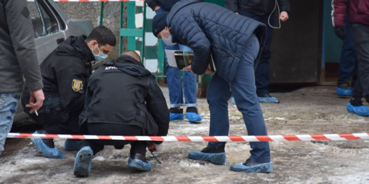 Голый, обмотанный кишками и с отрезанной головой отца в руках, – жуткое убийство в Одессе