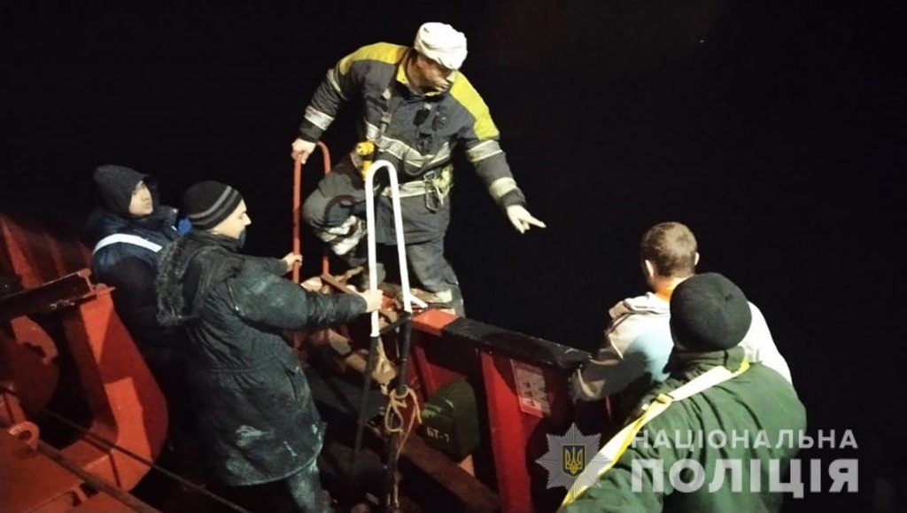 На Днепре возле Хортицы загорелось грузовое судно. Механик с ожогами в больнице (ФОТО) 2