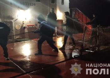 На Днепре возле Хортицы загорелось грузовое судно. Механик с ожогами в больнице (ФОТО)