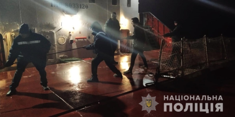 На Днепре возле Хортицы загорелось грузовое судно. Механик с ожогами в больнице (ФОТО)