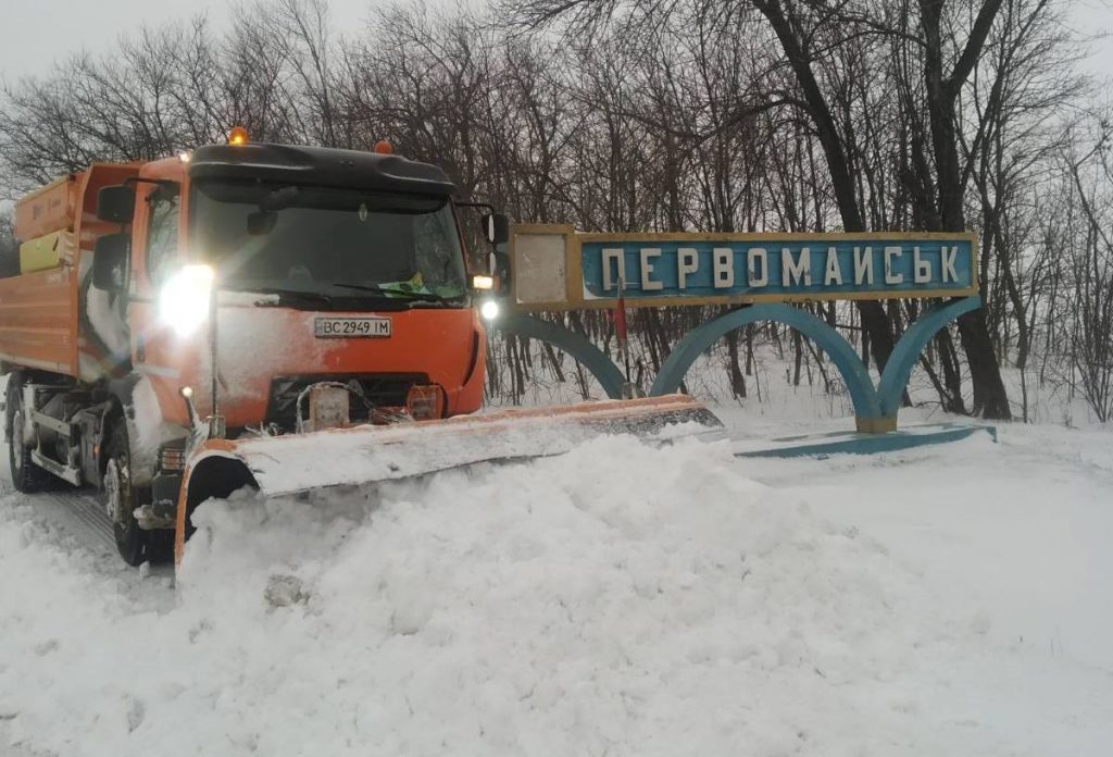 За ночь на дороги Николаевской области высыпали 1200 тонн песчано-солевой смеси (ВИДЕО) 1