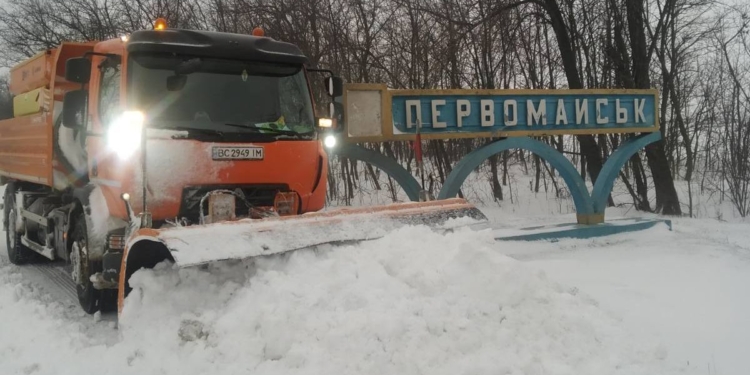 За ночь на дороги Николаевской области высыпали 1200 тонн песчано-солевой смеси (ВИДЕО)