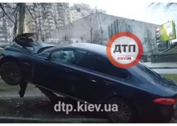В Киеве в новогоднее утро “ягуар” запрыгнул на столб (ВИДЕО)