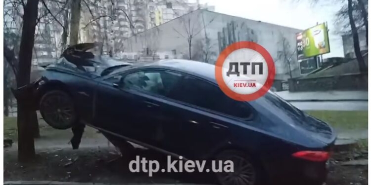 В Киеве в новогоднее утро “ягуар” запрыгнул на столб (ВИДЕО)