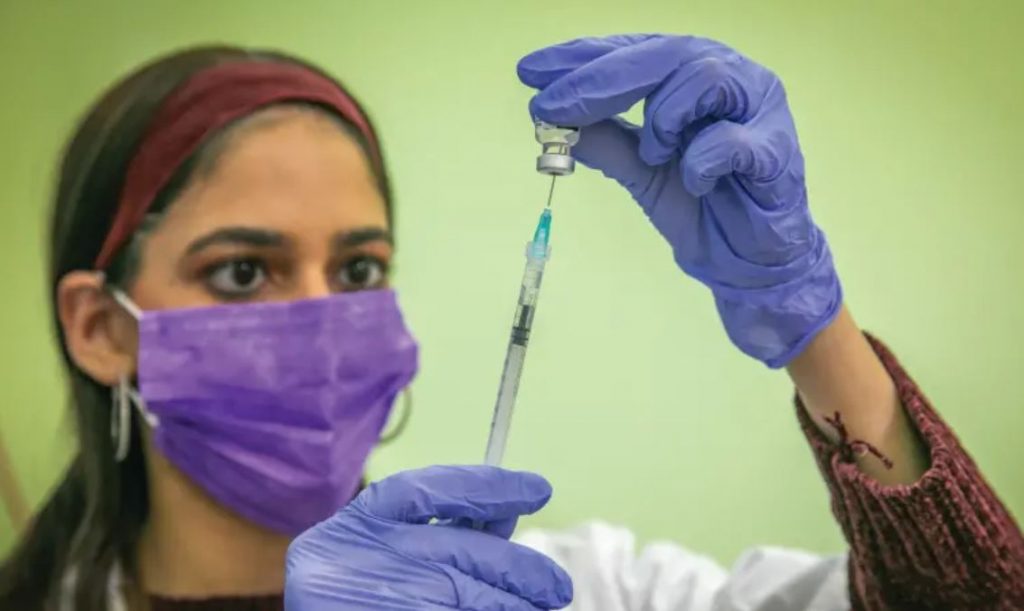 В Израиле начали вводить четвертую дозу вакцины от коронавируса 1
