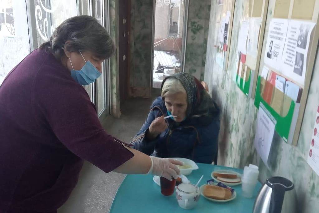 В Николаеве для бездомных работают пункты горячего питания и выдачи теплой одежды (ФОТО) 19