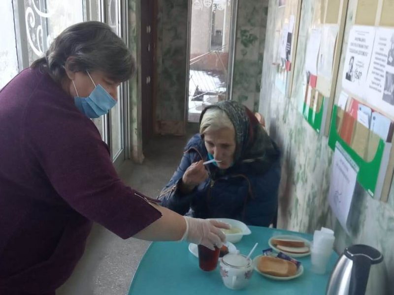 В Николаеве для бездомных работают пункты горячего питания и выдачи теплой одежды (ФОТО)