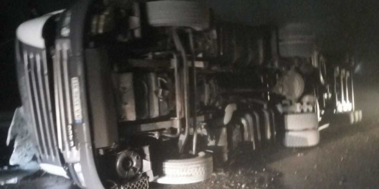 На автодороге Днепр-Николаев перевернулась фура – водитель погиб (ФОТО)