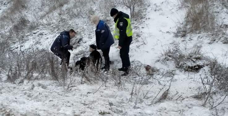 Не дали замерзнуть: николаевские патрульные спасли пожилого мужчину, который повредил ногу у Зайчевского (ФОТО)