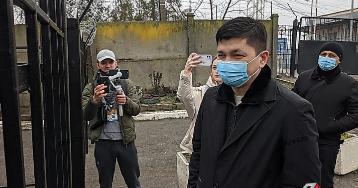 Киевская налоговая милиция “заблокировала”  Нефетбазу, туда приехал николаевский губернатор