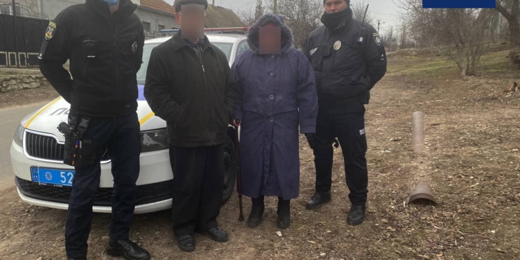 В Николаеве патрульные вернули домой потерявшегося дедушку