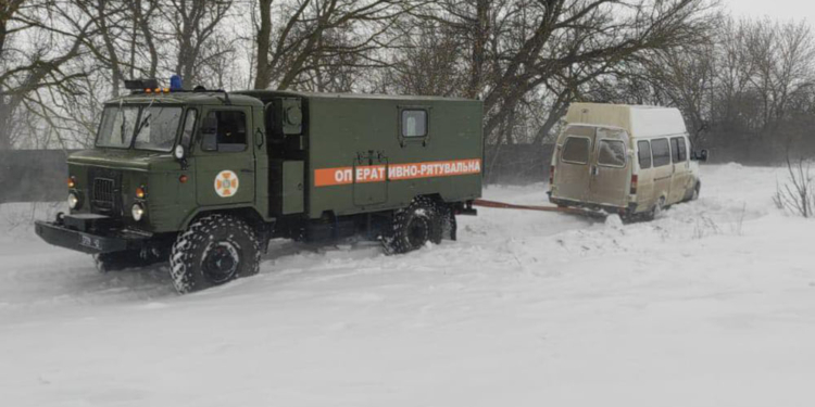Ситуация на дорогах Николаевской области пока контролируема: спасатели только один раз отбуксировали застрявшее авто (ФОТО)